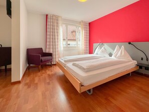 Firemannsrom | Safe på rommet, individuelt dekorert, individuelt innredet og skrivebord