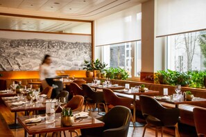 2 间餐厅，供应早餐、午餐和晚餐，国际美食