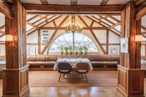 2 restaurants, spécialités Cuisine internationale