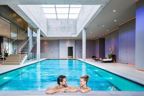 Una piscina cubierta