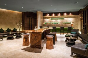 2 bars/lounges