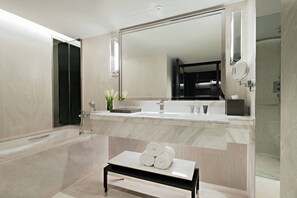 Separate bathtub and shower, rainfall showerhead, designer toiletries - JW Marriott Hotel Bangkok (Bangkok)