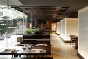 6 restaurants, breakfast, lunch, dinner served; international cuisine