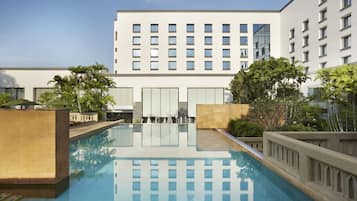 Piscine extérieure, chaises longues