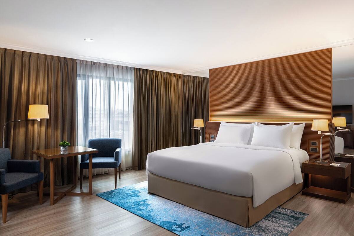 Junior Suite King with Exclusive Benefits | 미니바, 객실 내 금고, 책상, 노트북 작업 공간