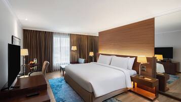 Deluxe King | Minibar, in-room safe, individually decorated, individually furnished