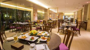 2 restaurants, breakfast served