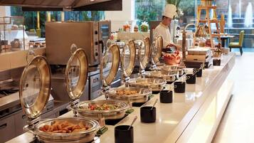 Uma mesa de buffet com diversos recipientes e utensílios para alimentos.