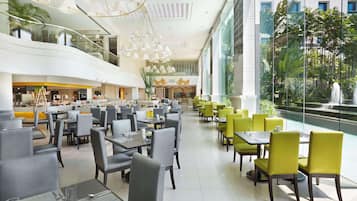 2 restaurants, breakfast served