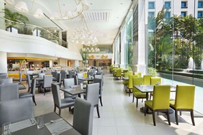 2 か所のレストラン、朝食に営業