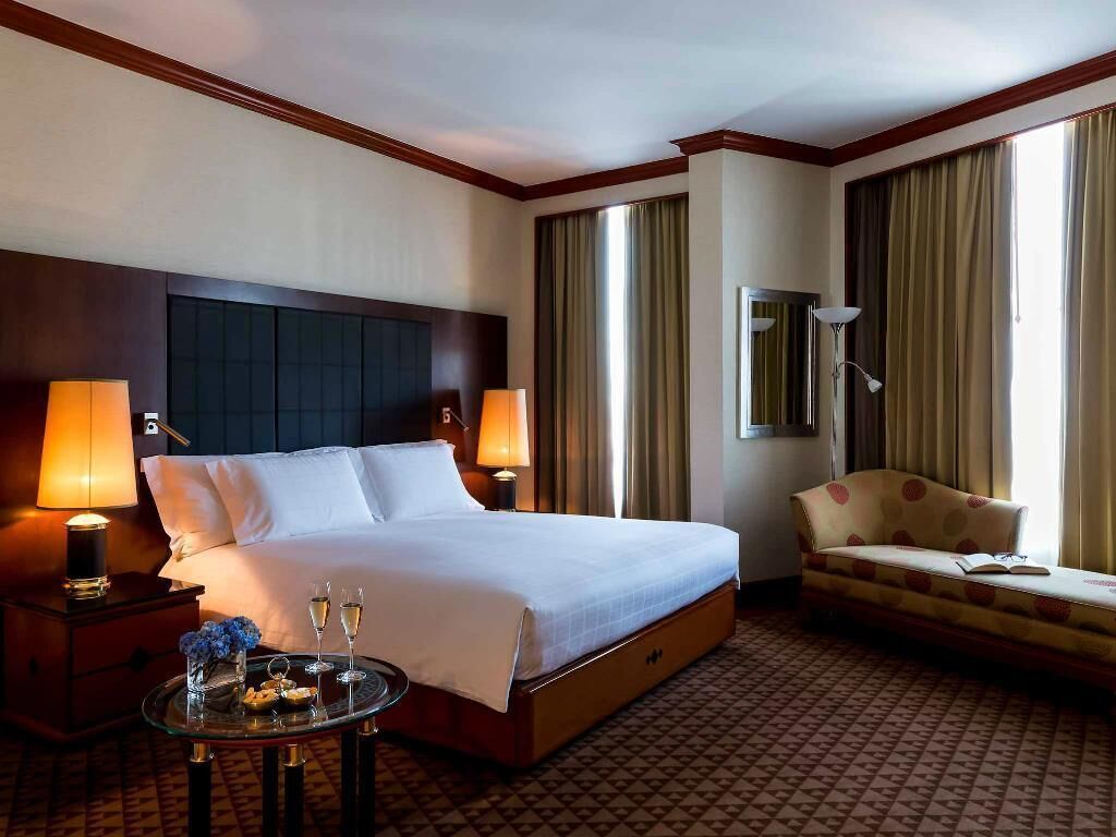 Deluxe kamer, 1 kingsize bed | 1 slaapkamer, luxe beddengoed, een minibar, een kluis op de kamer