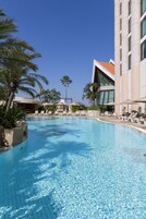 สระว่ายน้ำกลางแจ้ง