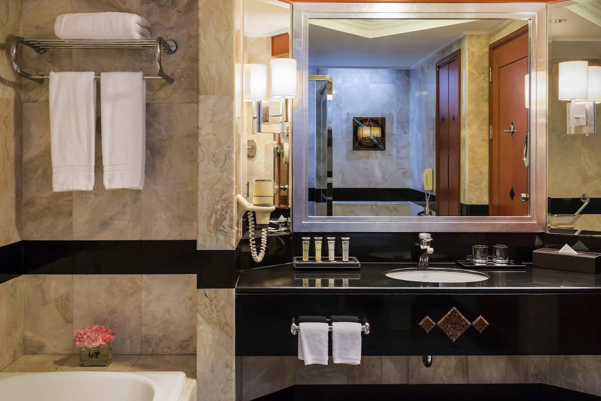 1 bedroom, premium bedding, minibar, in-room safe