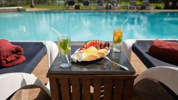 Piscina externa, funciona das 7h às 18h30, espreguiçadeiras