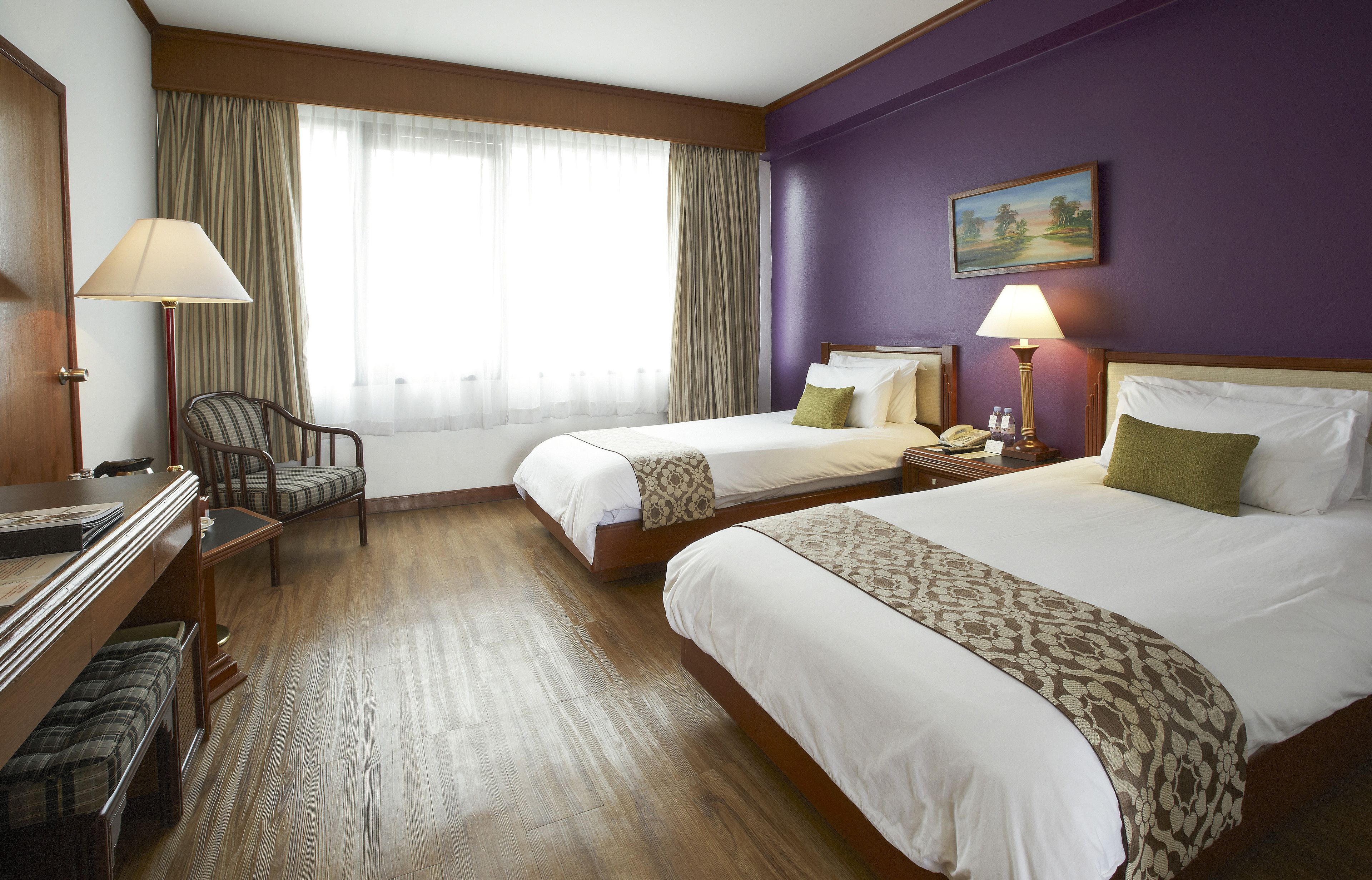 Minibar, két bảo mật tại phòng, bàn 