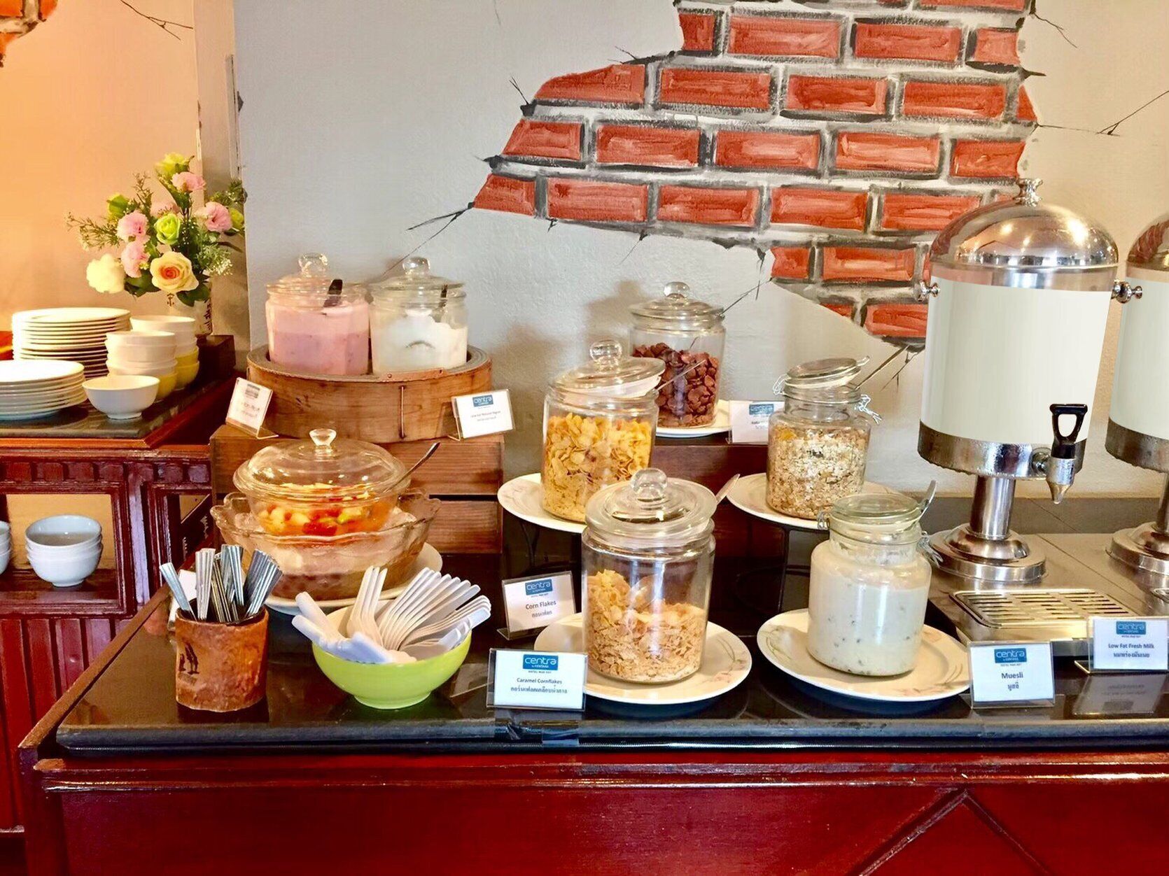 Un buffet della colazione con diversi cibi e condimenti.