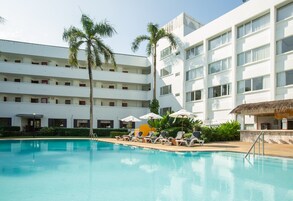 Una piscina al aire libre (de 07:00 a 18:30), tumbonas