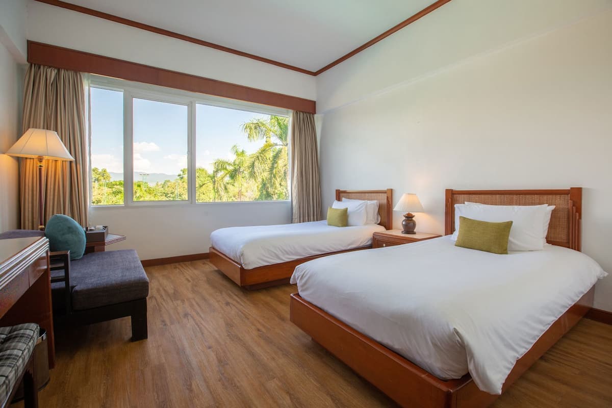 ミニバー、セーフティボックス (室内)、デスク、ベビーベッド (無料)