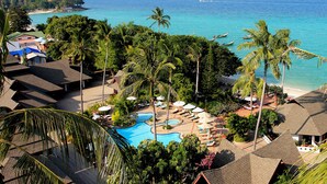 Un resort con piscina, playa y vistas al océano.
