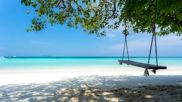 Sulla spiaggia, sabbia bianca, teli da spiaggia, immersioni subacquee