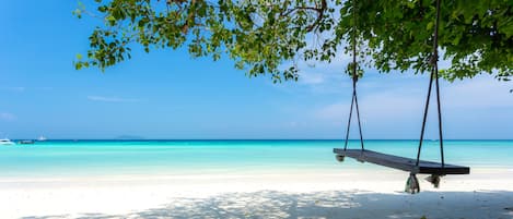 Plage, sable blanc, serviettes de plage, plongée sous-marine