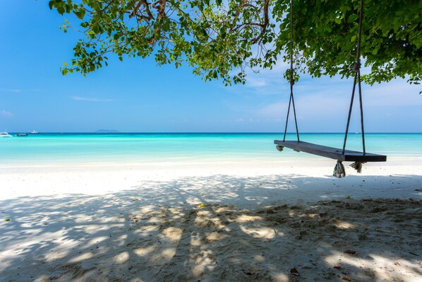 Plage, sable blanc, serviettes de plage, plongée sous-marine