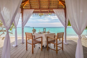 2 restaurants, breakfast, lunch, dinner served; international cuisine 