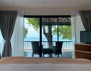 Beachfront Honeymoon Premier | 部屋からの景観