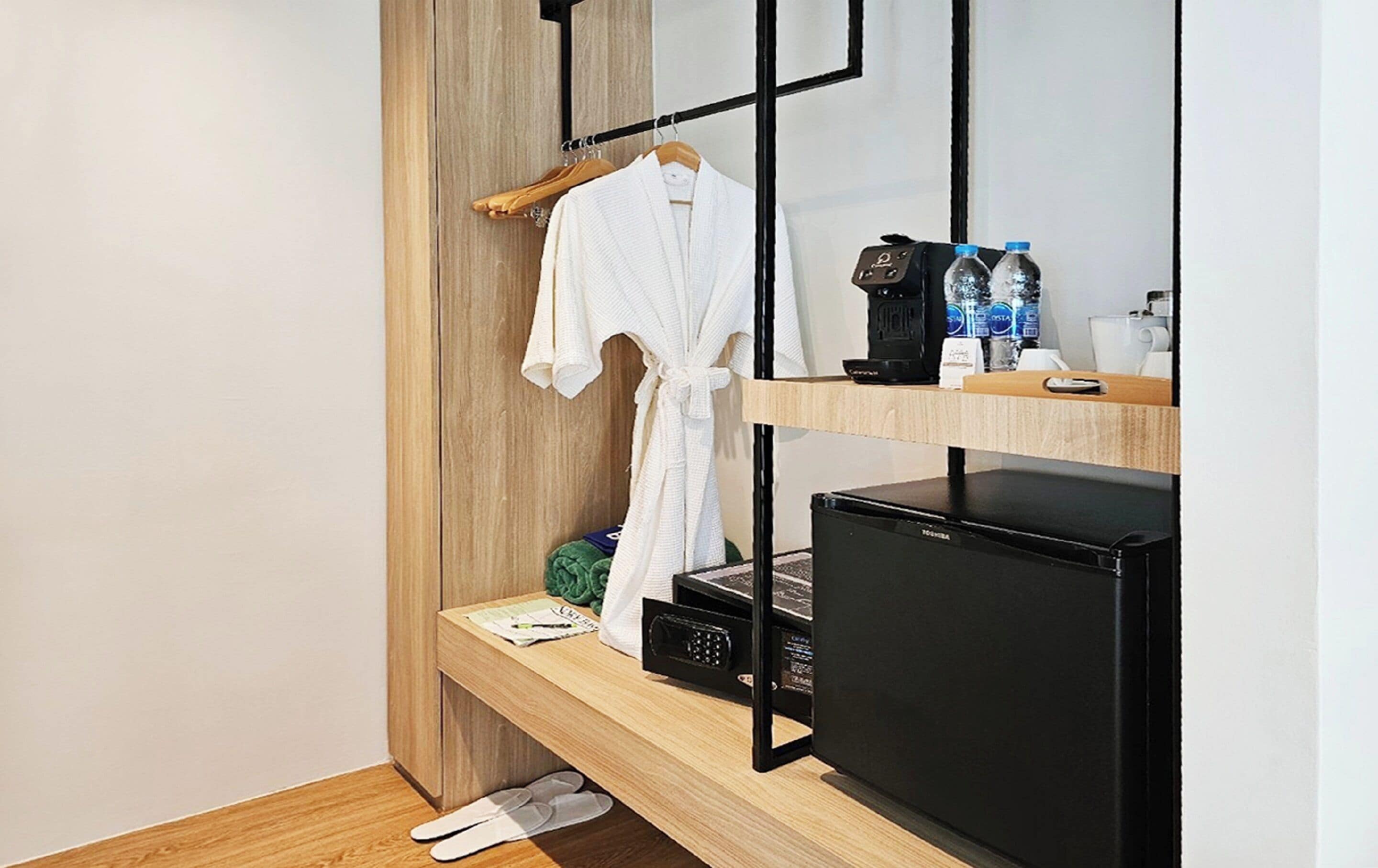 beachfront premier plus | 1 bedroom, in-room safe, individually decorated, individually furnished