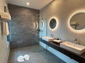 Presidential Suite with pool | Bathroom | Free toiletries, hair dryer, bathrobes, slippers