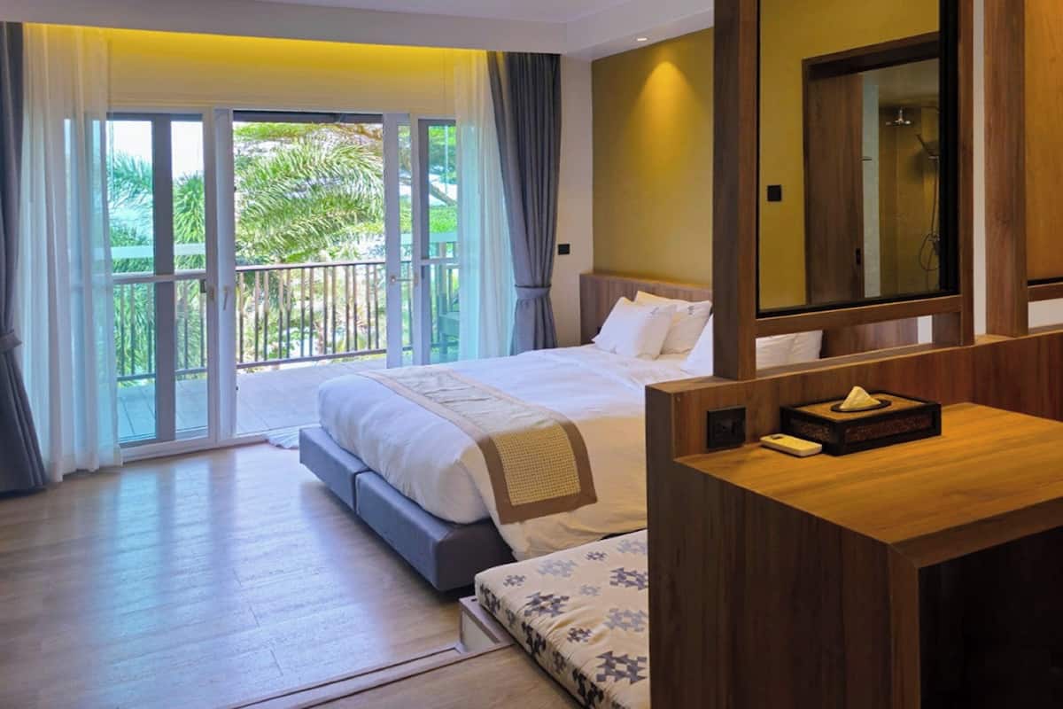 Premier Coral Seaview Studio | 1 bedroom, in-room safe, individually decorated, individually furnished