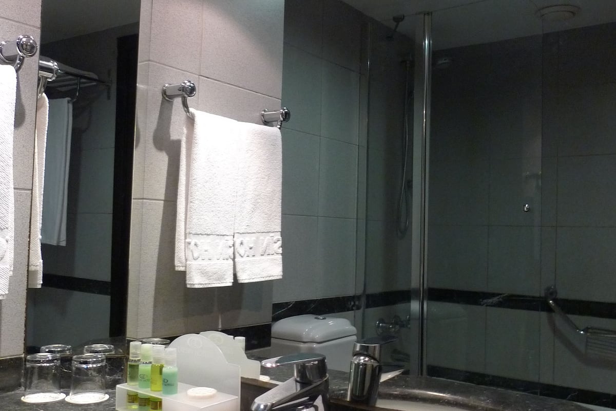 Bathroom sink