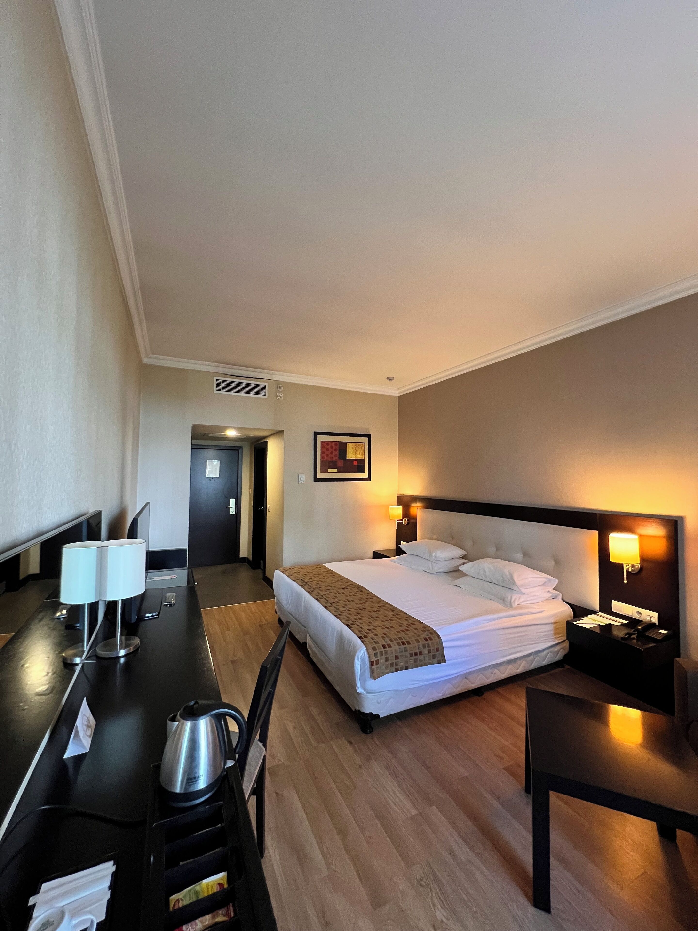 Tweepersoonskamer | Luxe beddengoed, een minibar, een kluis op de kamer, een bureau