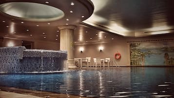 Piscine couverte, accÚs possible de 10 h 00 à 22 h 00, chaises longues