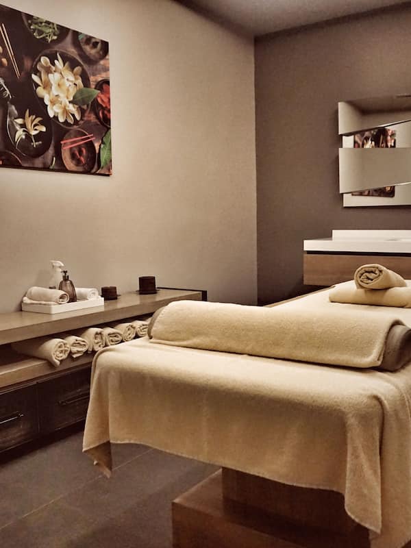 Couples treatment room(s), sauna, hot tub, steam room