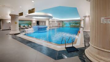 Innenpool, geöffnet von 10:00 Uhr bis 22:00 Uhr, Liegestühle