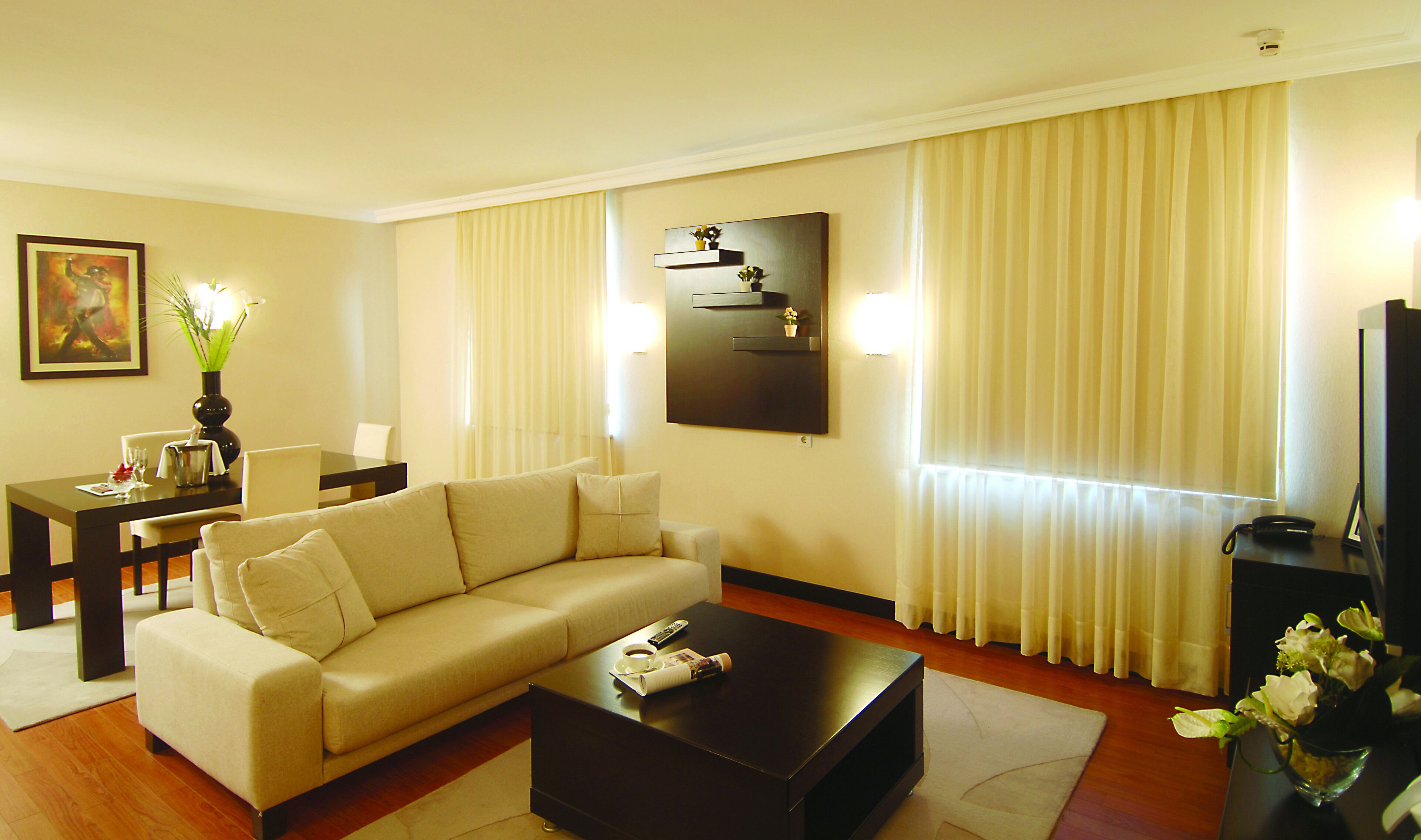 Ein Wohnzimmer mit einer Couch, einem Couchtisch und einem Essbereich mit Tisch und Stühlen.