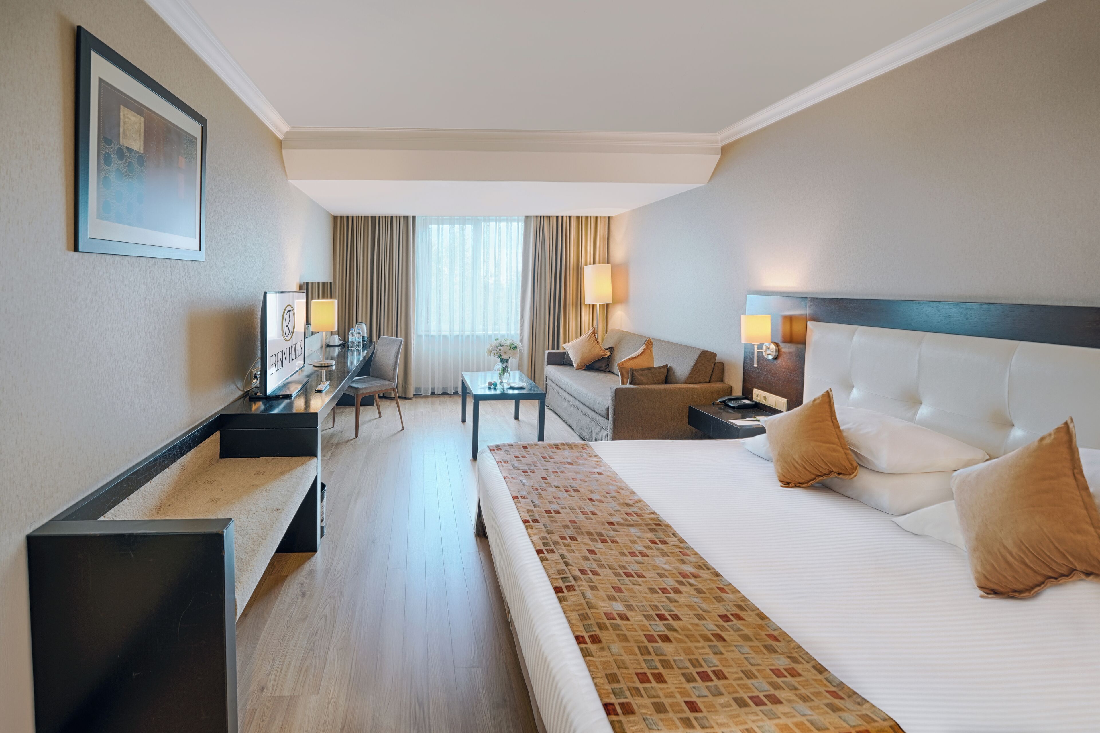 Deluxe tweepersoonskamer | Luxe beddengoed, een minibar, een kluis op de kamer, een bureau