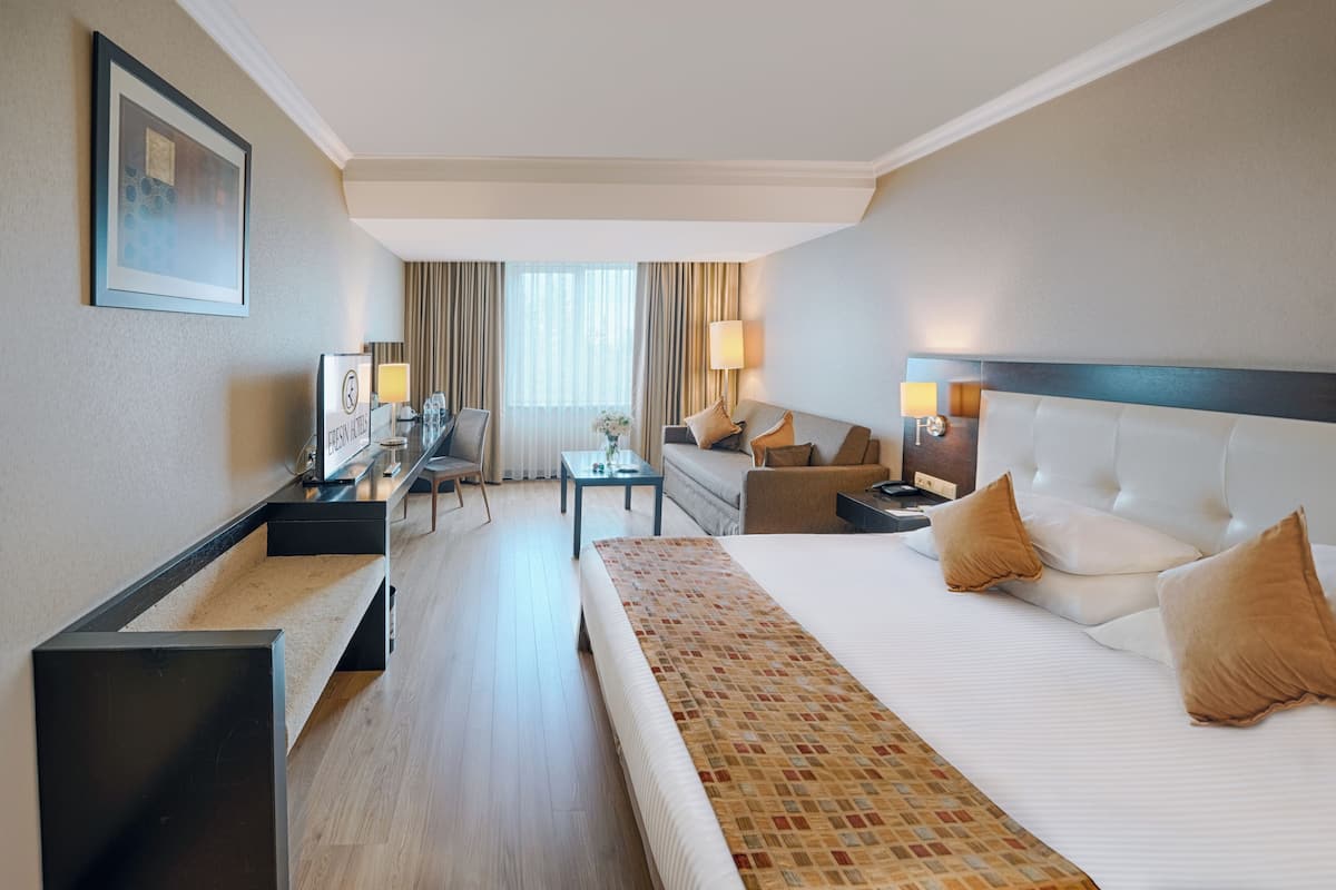 Deluxe Double Room With City View | 1 bedroom, premium bedding, minibar, in-room safe