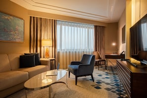 Junior Suite | Minibar, in-room safe, desk, soundproofing