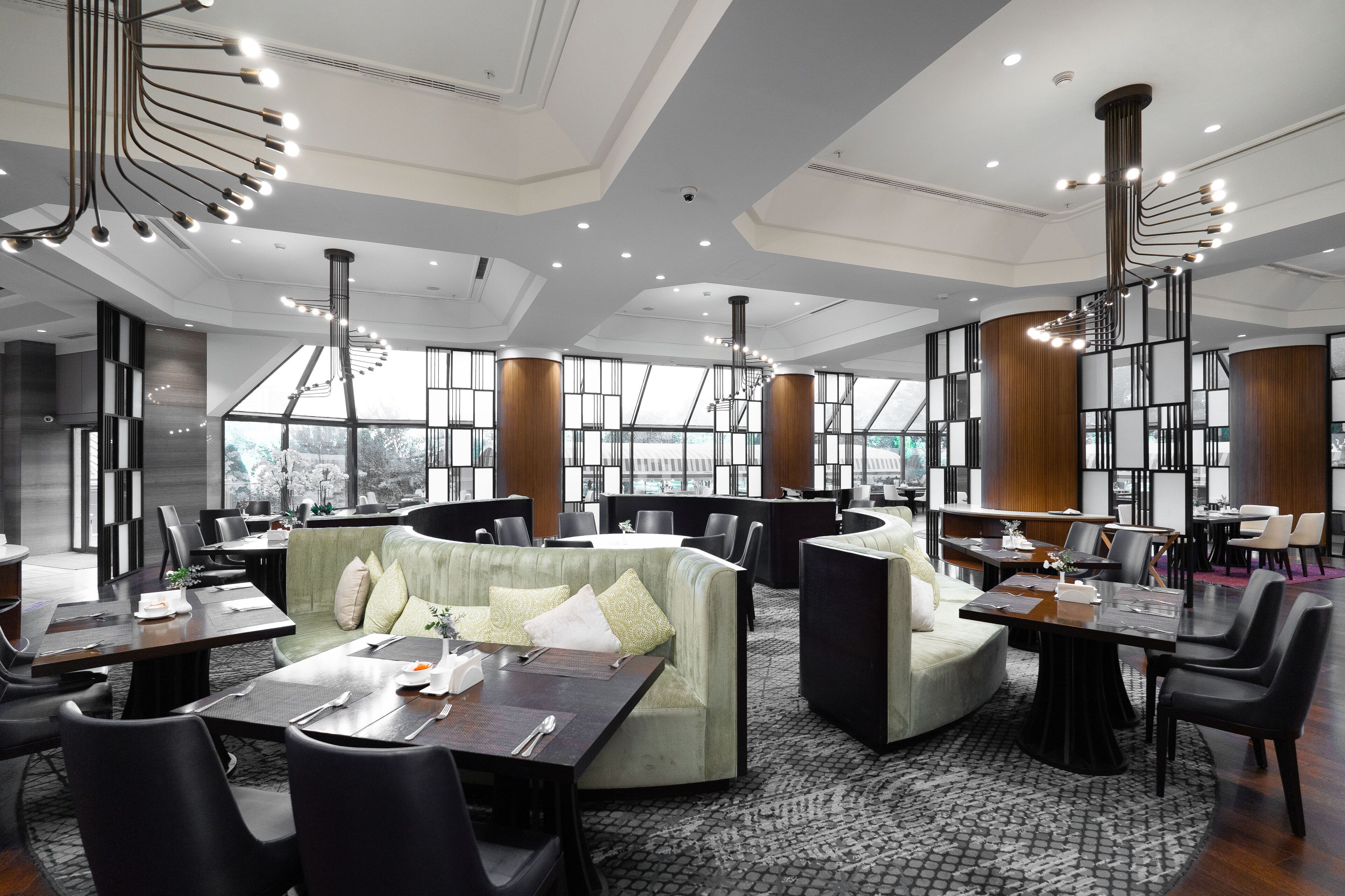 breakfast, lunch, dinner served; international cuisine