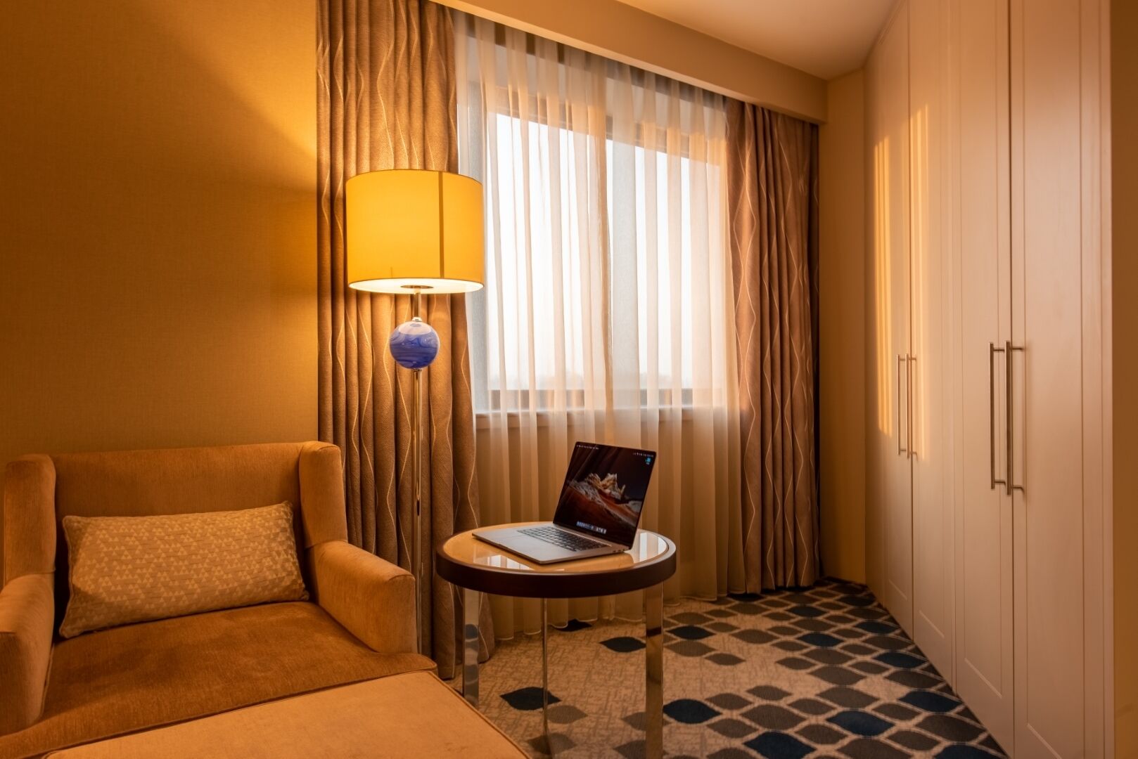 suite | minibar, in-room safe, desk, soundproofing