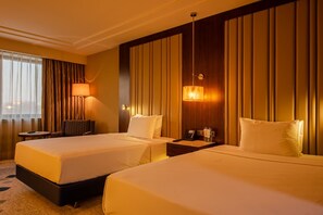 Comfort Twin Room | Bar mini, peti besi dalam bilik, meja, kalis bunyi 