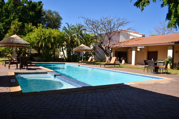 Una piscina al aire libre