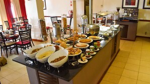 Un buffet proposant une variété de plats et un coin café.