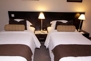1 Schlafzimmer, Zimmersafe, Schreibtisch, Bügeleisen/Bügelbrett