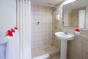 Shower, rainfall showerhead, free toiletries, hair dryer - Best Western Jaco Beach All-Inclusive Resort (Jacó)