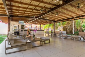 2 bars/lounges