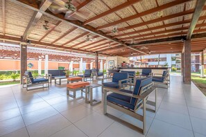 2 bars/lounges