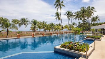 2 piscinas al aire libre, sombrillas, sillones reclinables de piscina
